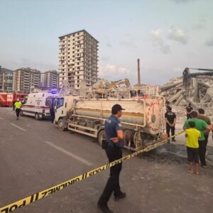 kahramanmarasta yikim sirasinda is makinesi devrildi 1AzXdqL2