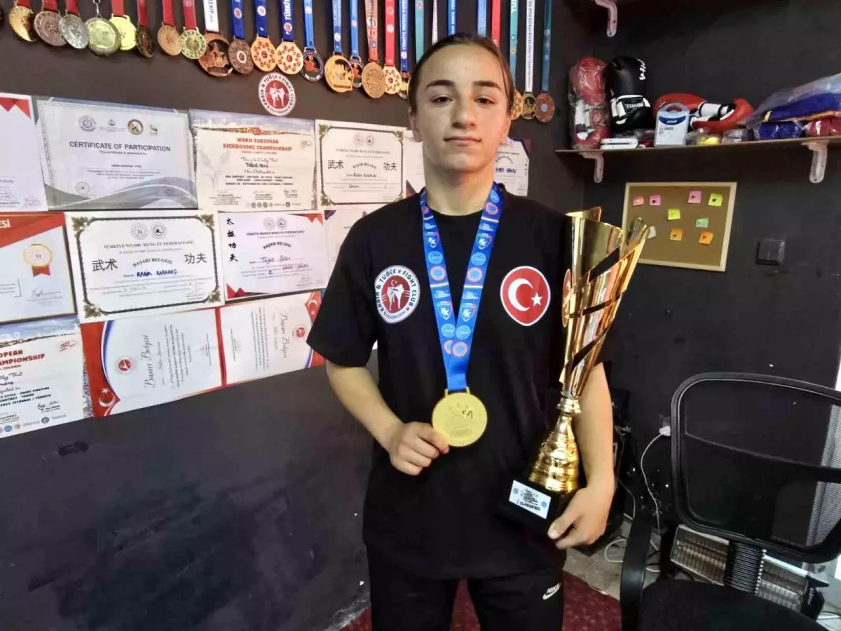 rabia karadas avrupa kick boks sampiyonasinda altin madalya kazandi nc19Er6Z