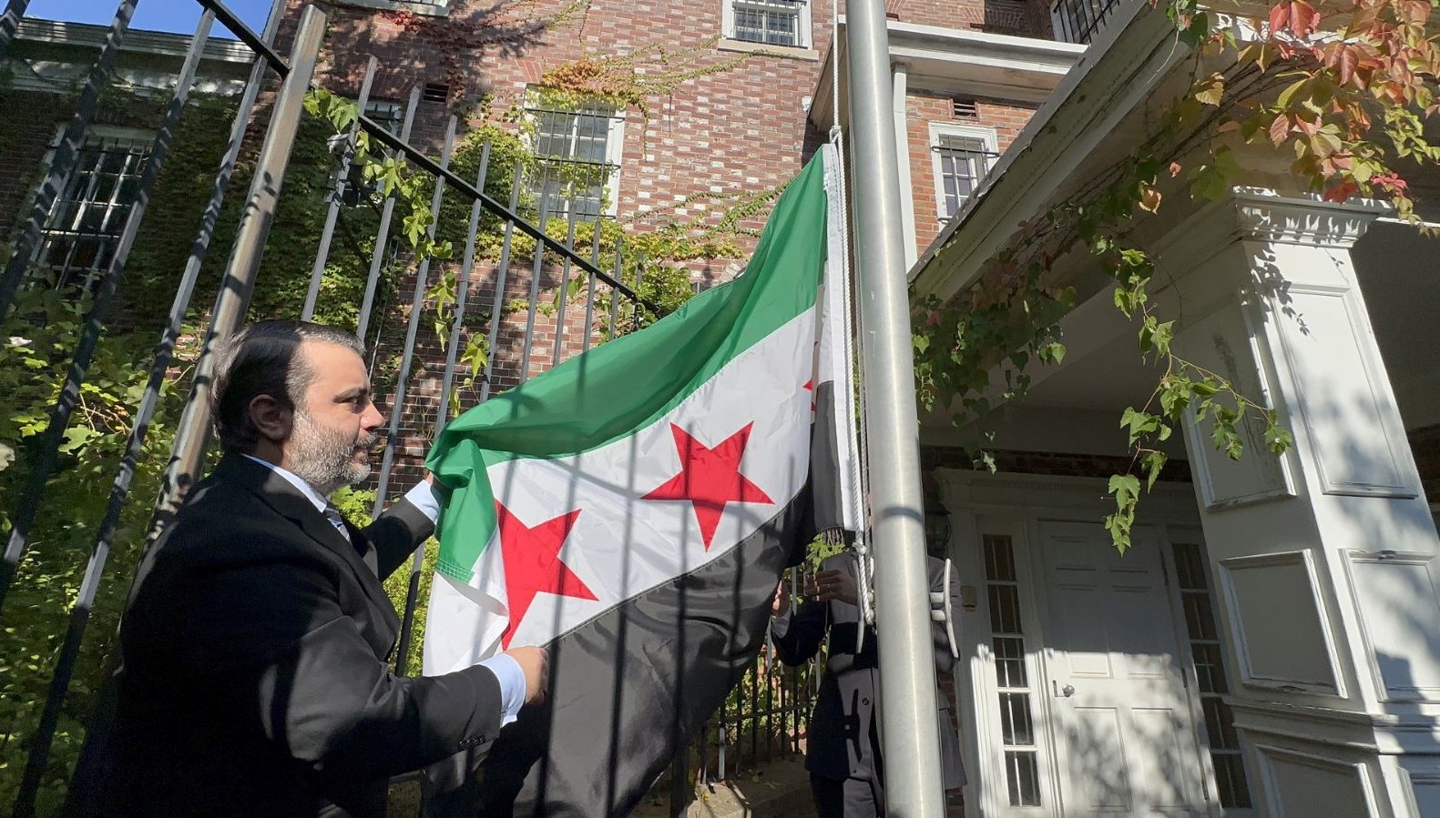 suriye bayragi washingtonda gondere cekildi tarihi bir an CDgLm7SG