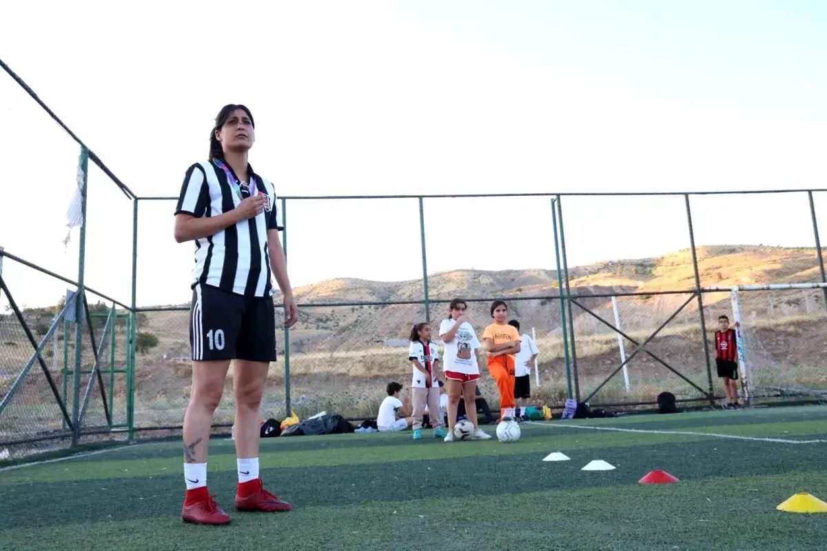 yagmur bor futbola tutkulu bir kadin Lbm9ZPBP