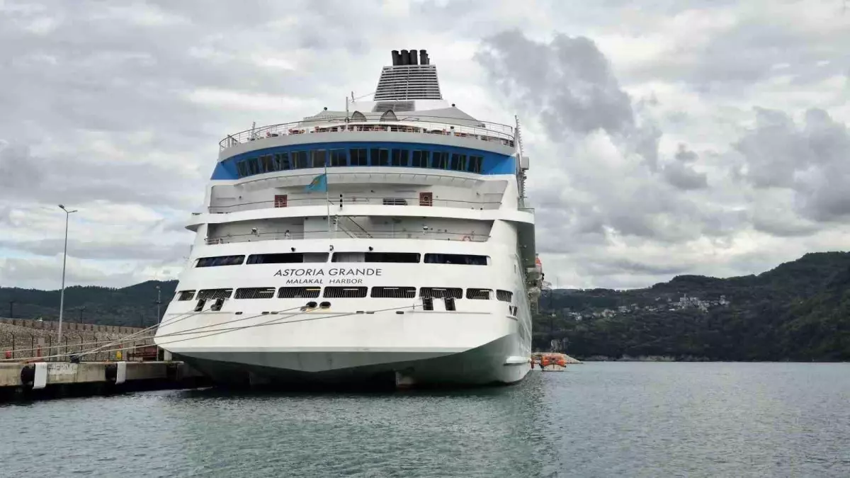 astoria grande gemisi amasra limaninda bakimda nEv28SKV.jpg