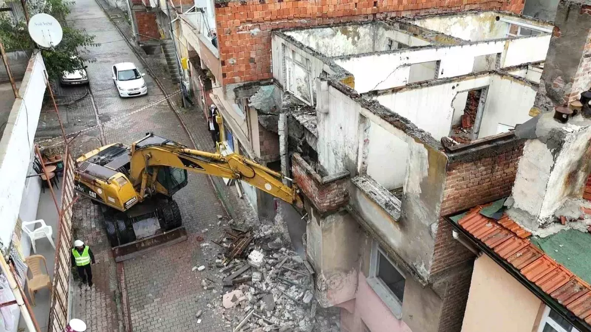 ilkadimda metruk binalara karsi yikim calismalari devam ediyor T9EYpIMz.jpg