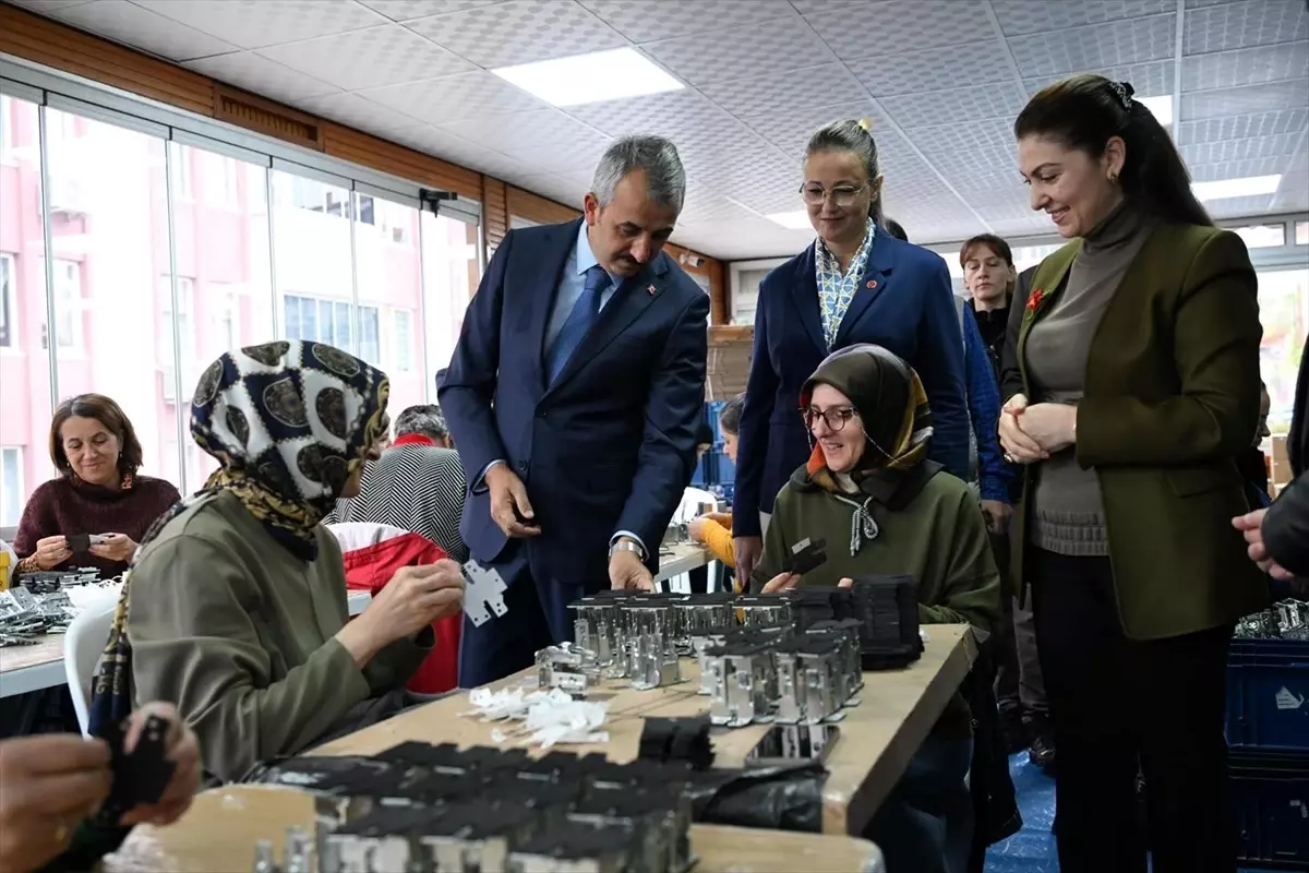 vali sezer kadin uretim atolyesini ziyaret etti ulbyX8Fk.jpg