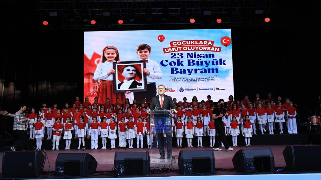 harbiye-acikhavada-23-nisan-coskusu-ekrem-amcaniz-en-cok-da-sizleri-ozluyor-Wnuncbep