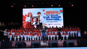 harbiye-acikhavada-23-nisan-coskusu-ekrem-amcaniz-en-cok-da-sizleri-ozluyor-Wnuncbep