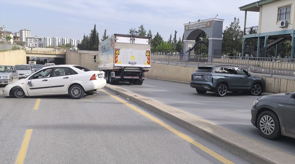 Tarsus’ta Trafik Kazası: İki Kişi Yaralandı