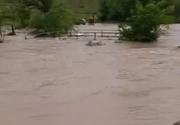 tokatta-sel-dehseti-zile-turhal-yolu-sular-altinda-qVSqzLRd