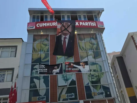 Kemal Kılıçdaroğlu fotoğrafının üzerinde ‘Hain’ yazan dev poster Malatya il binasına asıldı